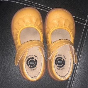 Livie & Luca Size 7 Yellow Shoes